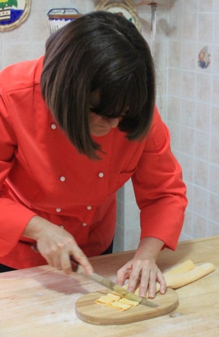 Cutting pasta by hand